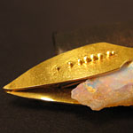 Dtail d'une broche granule en or avec bois d'bne et opale, design et realisation parHubert Heldner.