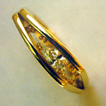Bague granul en or avec marquise diamant, design et realisation par Hubert Heldner.